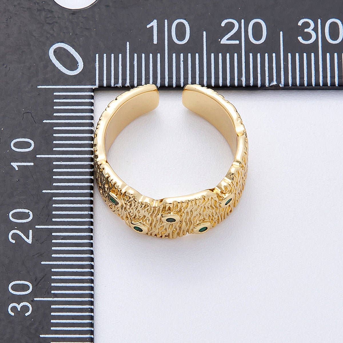 Green CZ Dotted Textured Ribbed Wide Band Ring