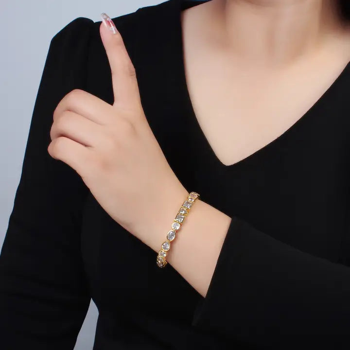 Gourmet bracelet mixed with gold charms